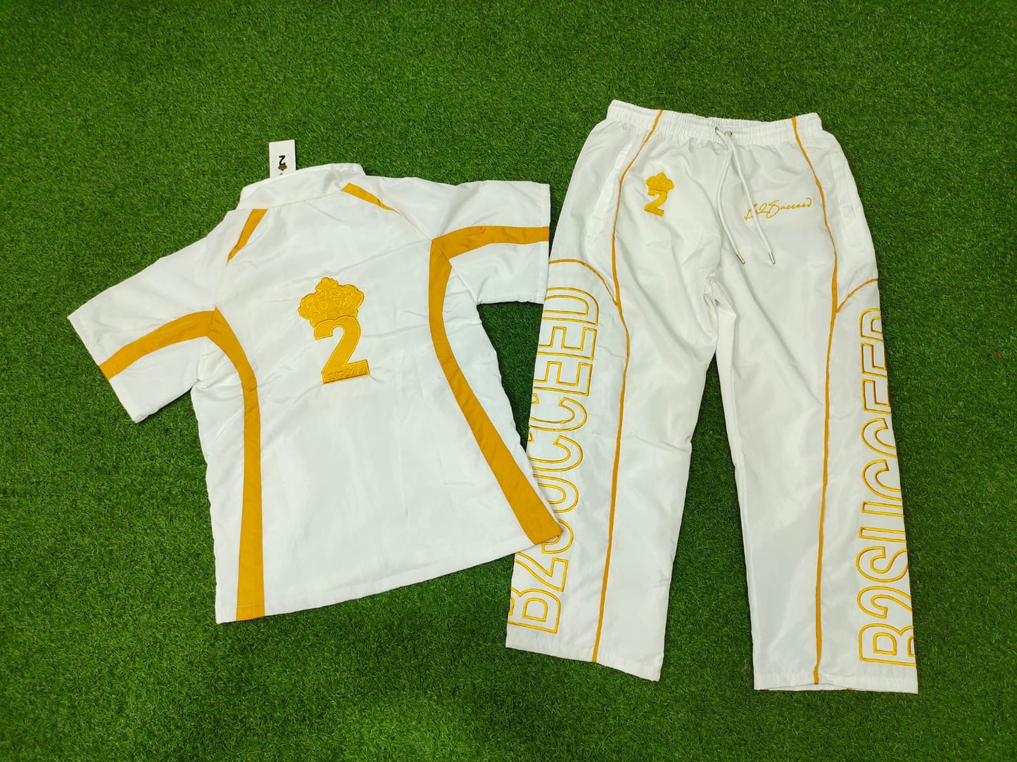 Believe2Succeed Elite White & Gold Set “WINDBREAKER”