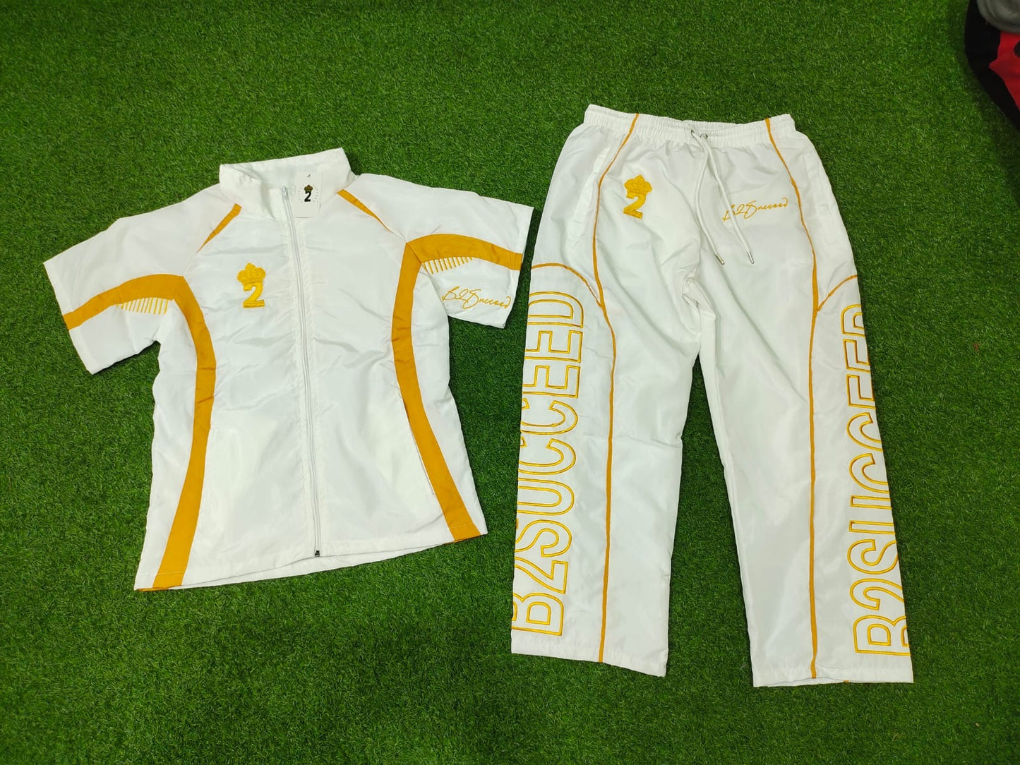 Believe2Succeed Elite White & Gold Set “WINDBREAKER”